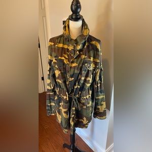 Men’s Bleecker and Mercer Camo coat with long sleeves and attached hood.